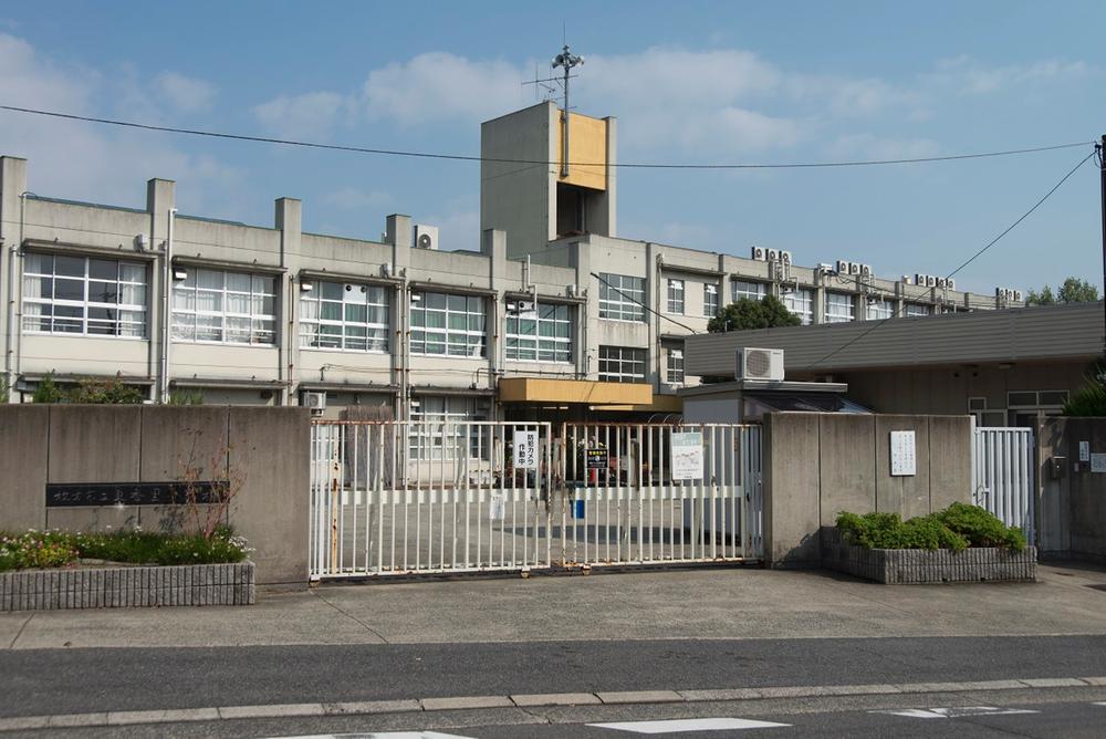 Primary school. Higashikori elementary school up to 80m nearest "Higashikori elementary school" is about 80m up to the main gate on the road across the street. Is a school environment of peace of mind.