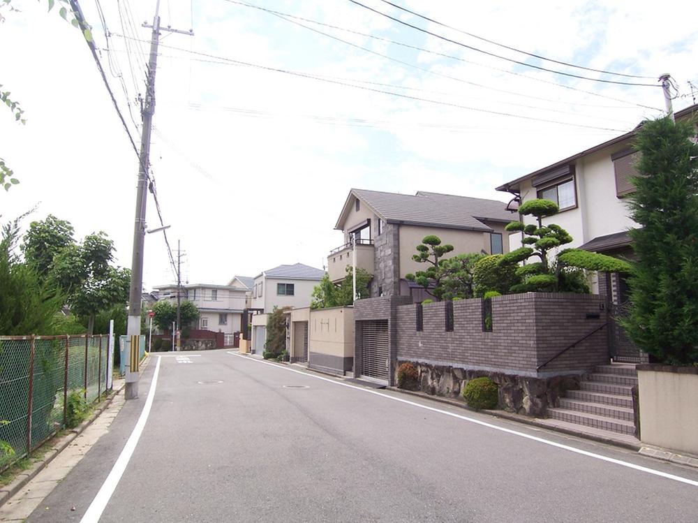 Streets around. 10m around until the local neighborhood streets are quiet streets of the first kind low-rise exclusive residential area.