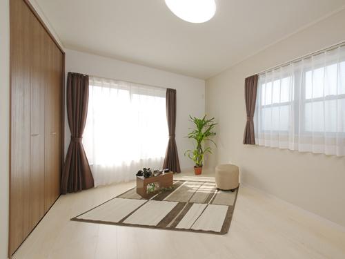 Non-living room. Gradient ceilings and wide veranda is unique walk-in closet and a study in the main bedroom to draw a space was provided with a functional space together.
