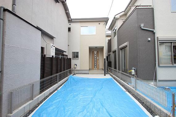 Local appearance photo. Spacious parking space!