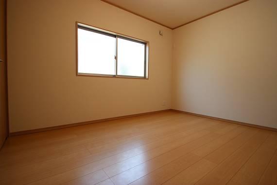 Non-living room. Pair glass painting we have tail use!