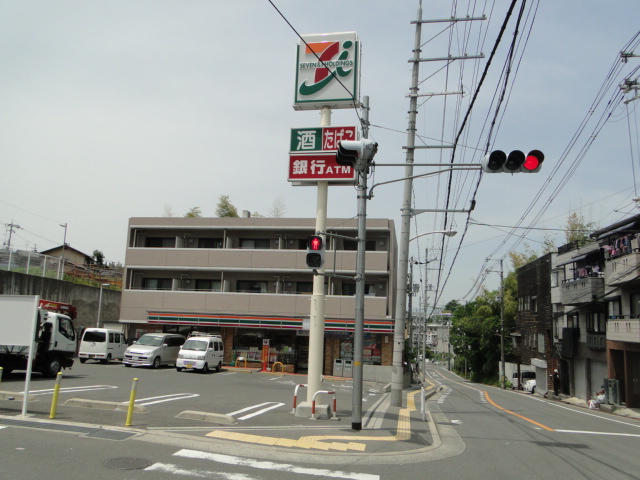 Convenience store. Seven-Eleven Hirakata Higashinakaburi 2-chome up (convenience store) 680m