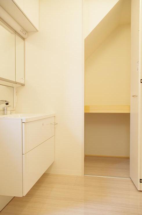 Wash basin, toilet. It was fully functional, Large vanity! There is a convenient storage space in the wash room!