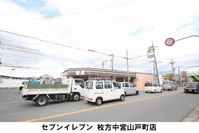 Convenience store. Jewels on the west side of the 323m Nakamiya elementary school to Seven-Eleven. It is easy to enter and exit has become a two-sided road across the store. 