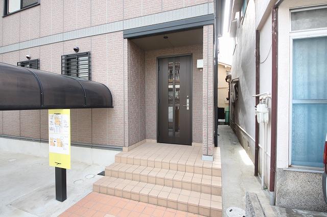 Entrance. Local (11 May 2013) Shooting There is a space in front of the entrance.  There is a size where you can also take advantage, such as in parking lot. 