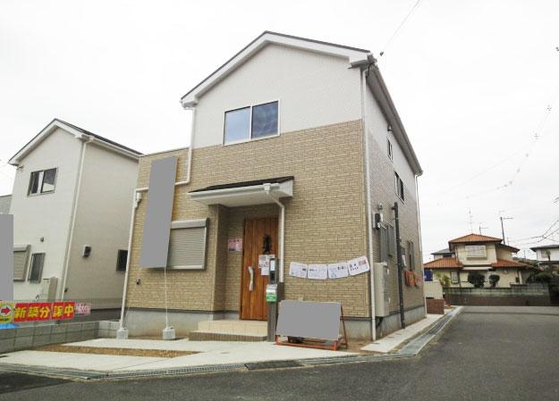 Local appearance photo. 1 Building appearance. Shades of warm.