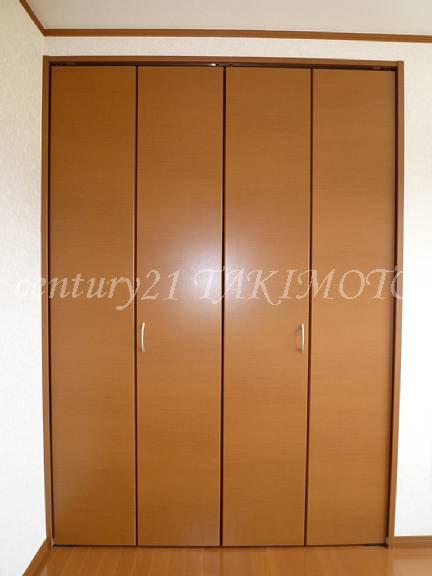 Same specifications photos (Other introspection). Storage is abundant house!