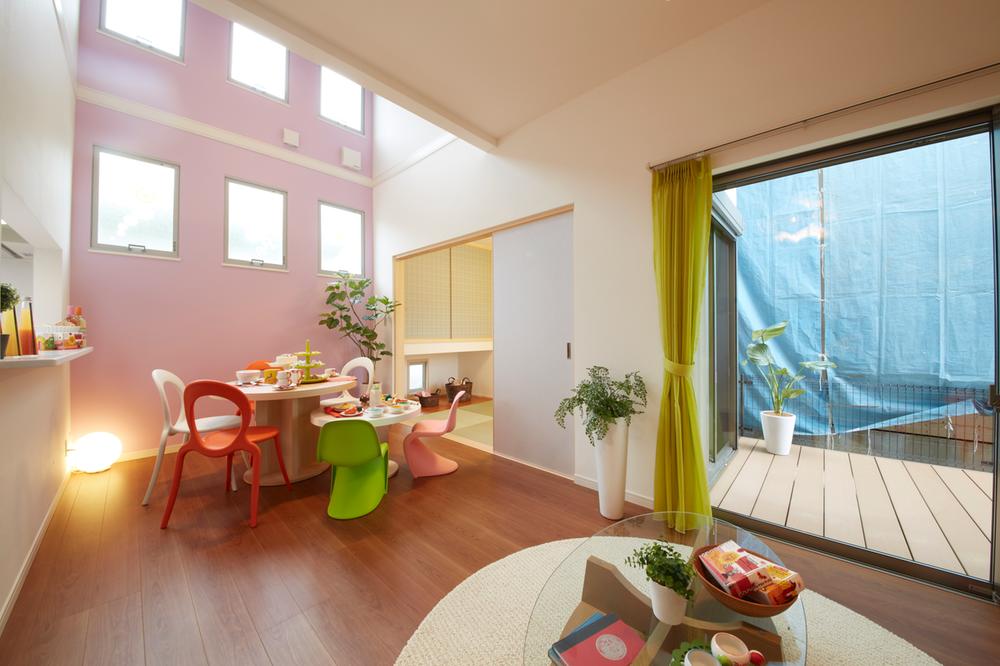 Living. Pour the light from the large windows of Minamimen, Pleasant living room. Installing a wood deck of calculating the view from the inside and blindfold from the outside, It will produce the spread of the space both visually and.