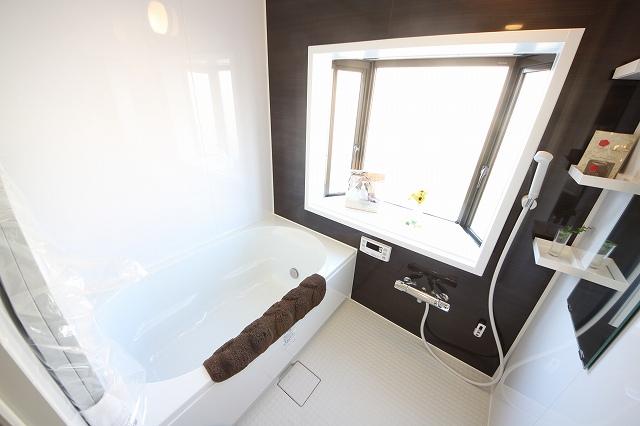 Bathroom. Indoor (11 May 2013) Shooting 2F unit bus had made