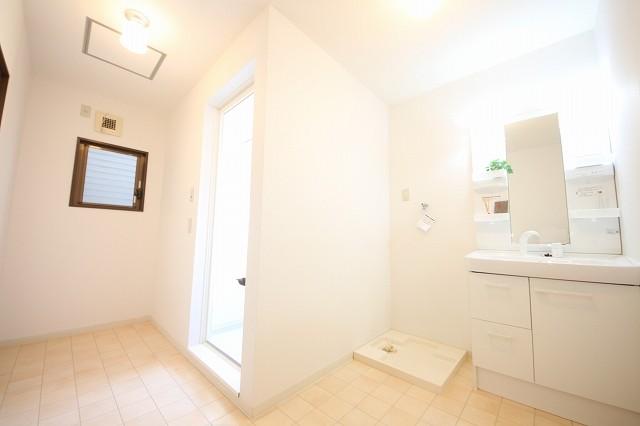 Wash basin, toilet. Indoor (11 May 2013) Shooting