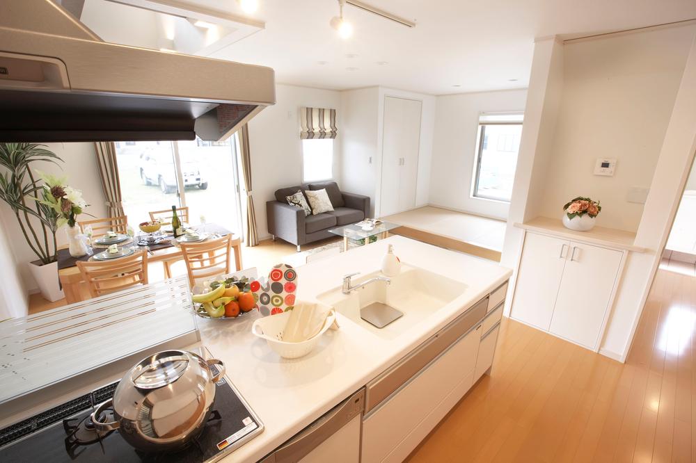 Kitchen. Face-to-face kitchen enjoy conversation with family-like, while the cuisine. Dishwasher friendly also in the hands of mom.