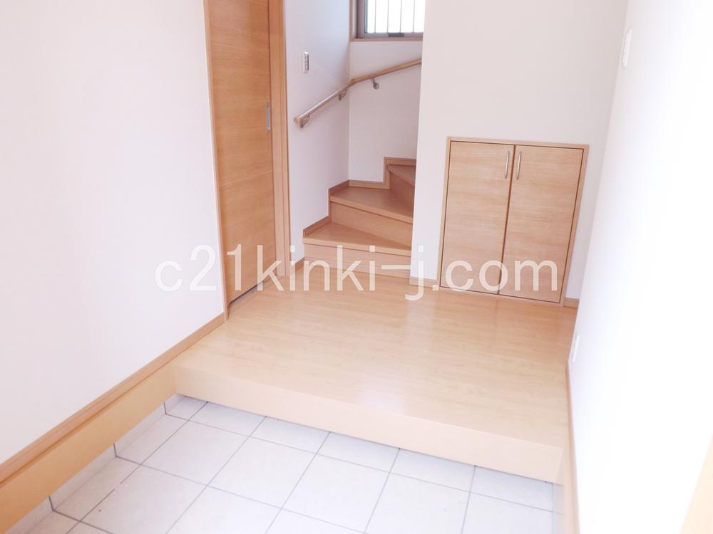 Entrance. Local photo (entrance portion)