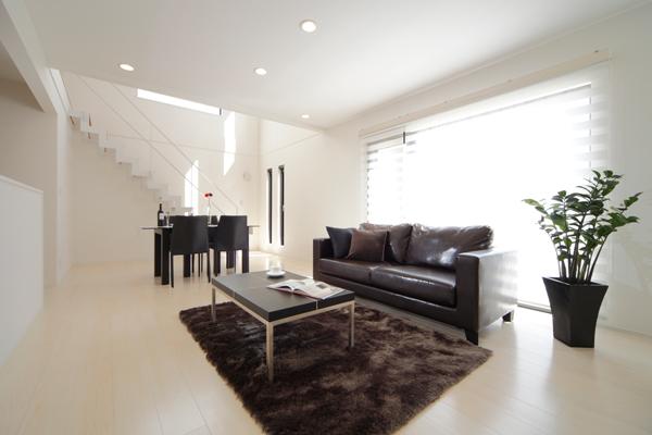 Same specifications photos (living). Enforcement example photo (living) "Multi-layer glass + resin frame specification". Suppressing the occurrence of condensation due to the temperature difference, It reduces the intrusion of sound from inside and outside.