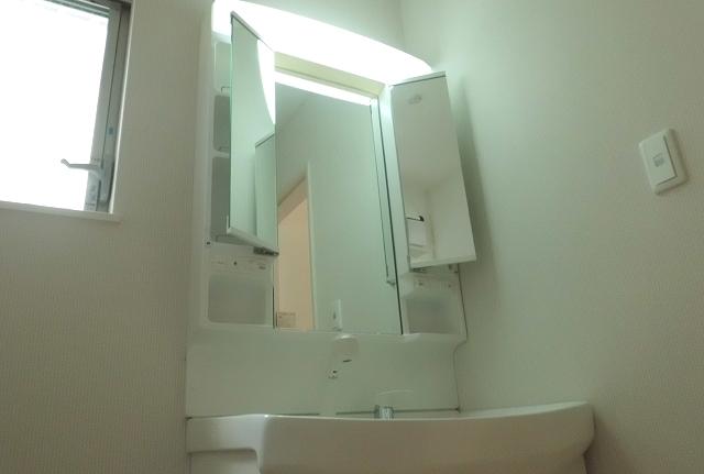 Wash basin, toilet. Vanity convenient storage is also attached to both sides. Very active in the morning of the shampoo because it became a shower Dresser formula