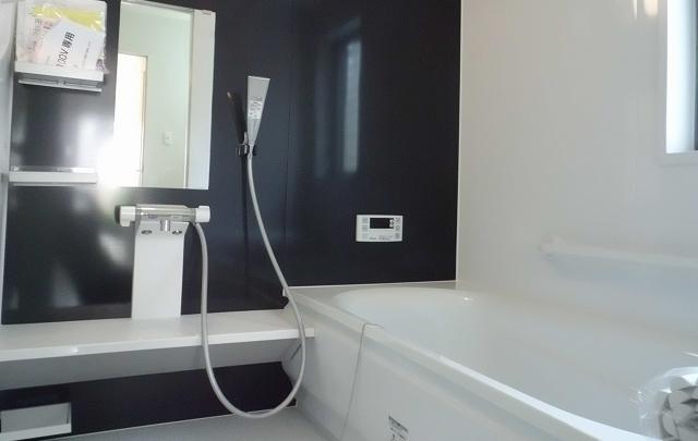 Bathroom. Spacious 1 tsubo (1616) Bathroom size Or bathing stretched out leisurely foot, Space is of rest and or there is a convenient stool in sitz bath