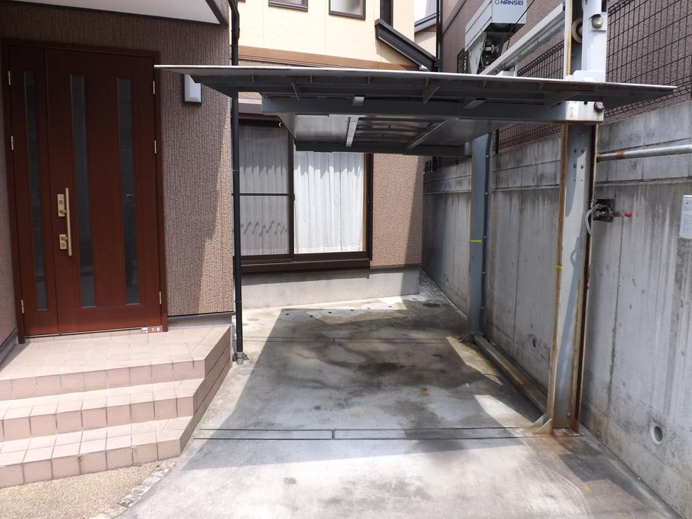 Local appearance photo. Local photo (multistory parking garage)