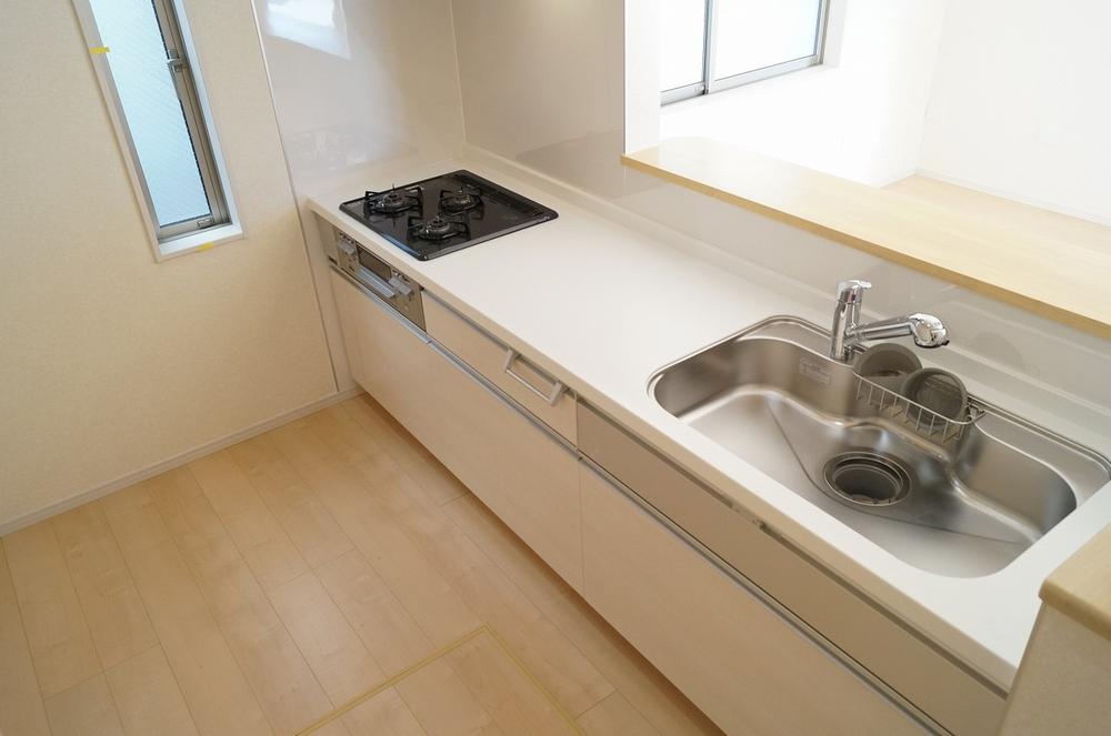 Kitchen. Local photo (kitchen) Slide storage! Water purifier with shower!