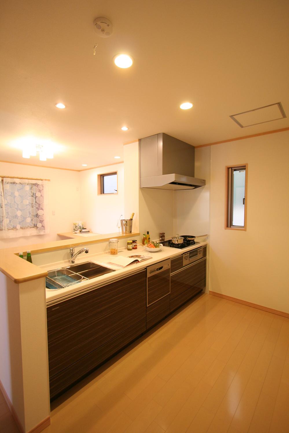 Kitchen. <Model house ・ Kitchen> System kitchen with dishwasher the standard equipment. If Makasere cleared away the dishes from the table to the dishwasher, Family hearthstone, It can increase the time of communication. Also saving households is also the water-saving.