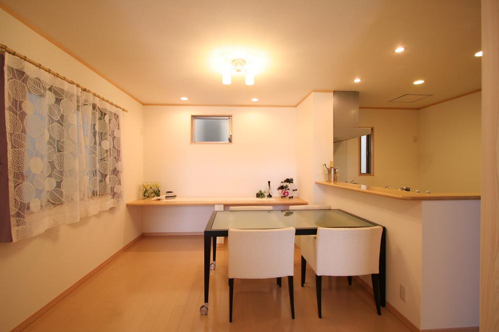 Non-living room. <Model house ・ Dining> in the popularity of face-to-face kitchen, Dining also bouncy conversation with family ・ space. Indoor (February 2012) Shooting