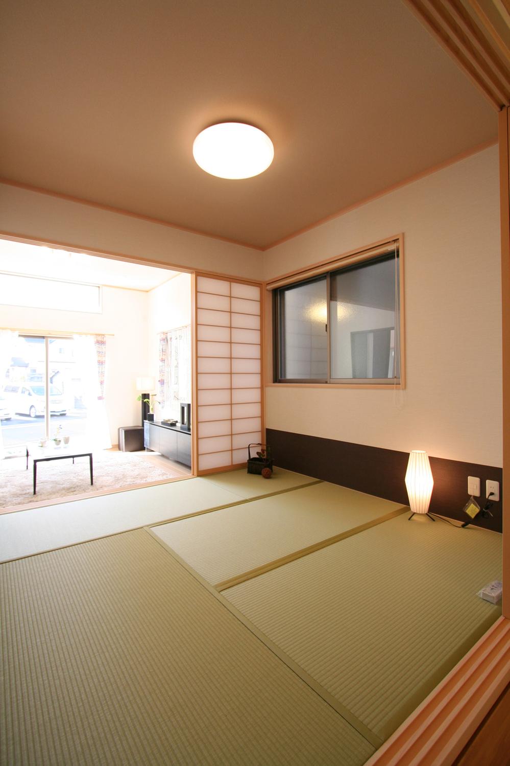 Non-living room. <Model house ・ Japanese-style> the sum of the relaxation feeling up dining ・ Japanese-style kitchen near where you can use it as a space. Indoor (February 2012) Shooting