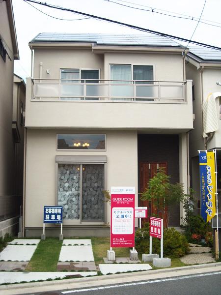 Local appearance photo. <Model house appearance> model house of the south-facing & solar power generation system as standard equipment.  Full happy contrivance of mom eyes is, Residence of mom active support. Local (10 May 2013) Shooting