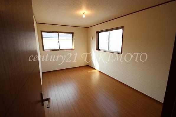 Non-living room. Bright two-plane daylight Western-style!