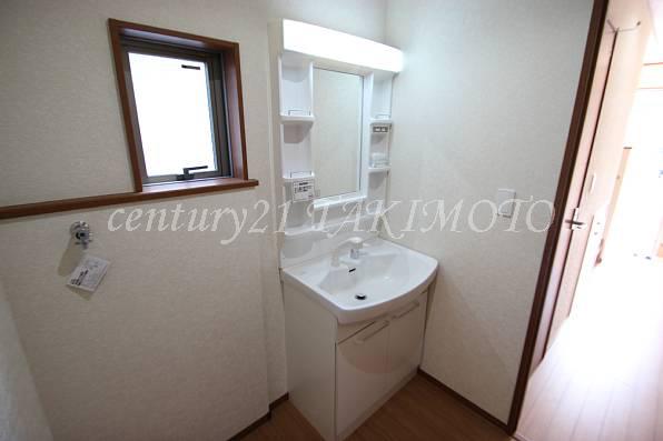 Wash basin, toilet. Convenient Shampoo dresser!