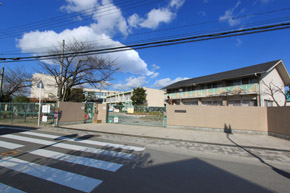 Primary school. Historic elementary school beyond the 720m 40th anniversary to Makino Elementary School. Echoing the children's cheerful voice from the ground