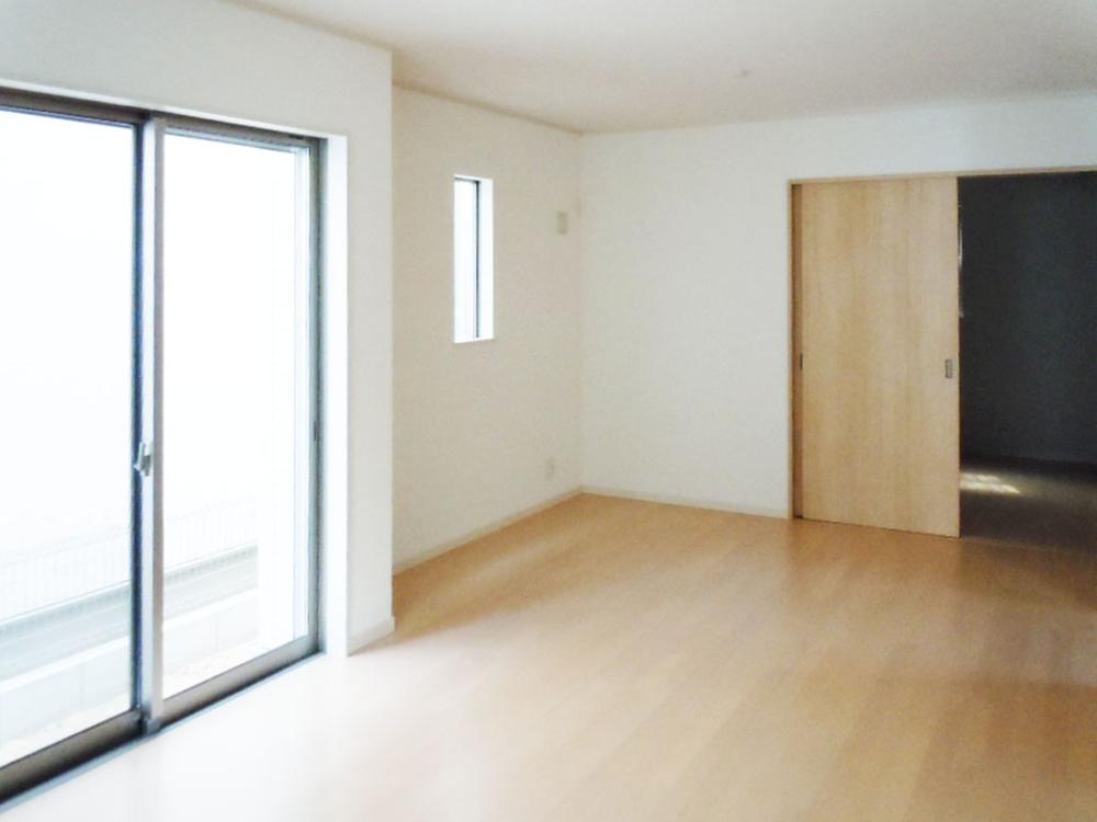 Same specifications photos (living). Bright spacious living! (The company example of construction photos)