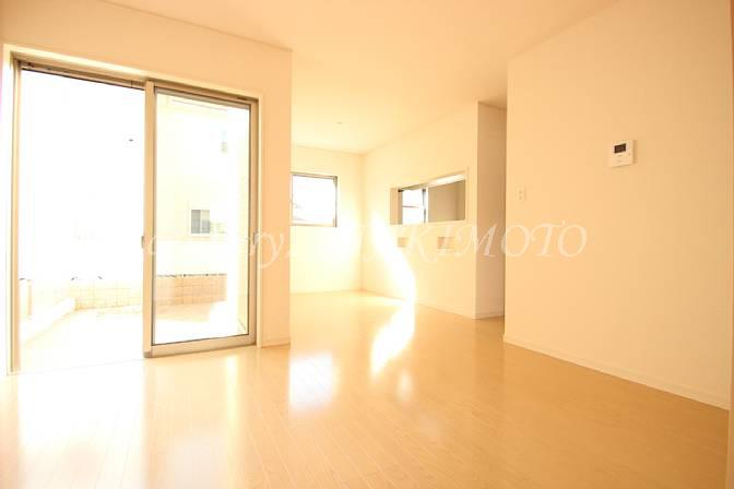 Living. The distribution of the furniture is easy to LDK