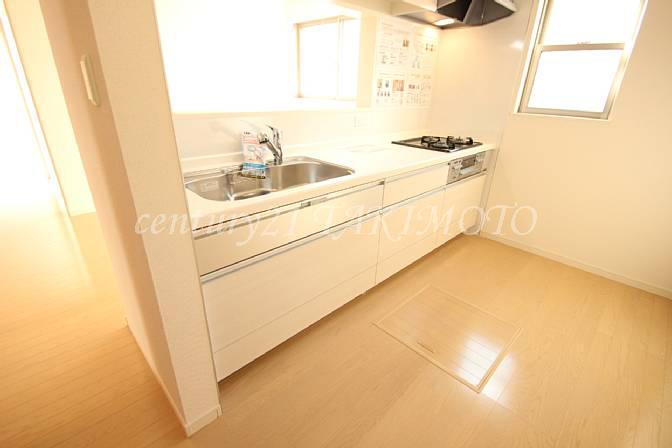 Kitchen. All slide storage ・ With water purifier