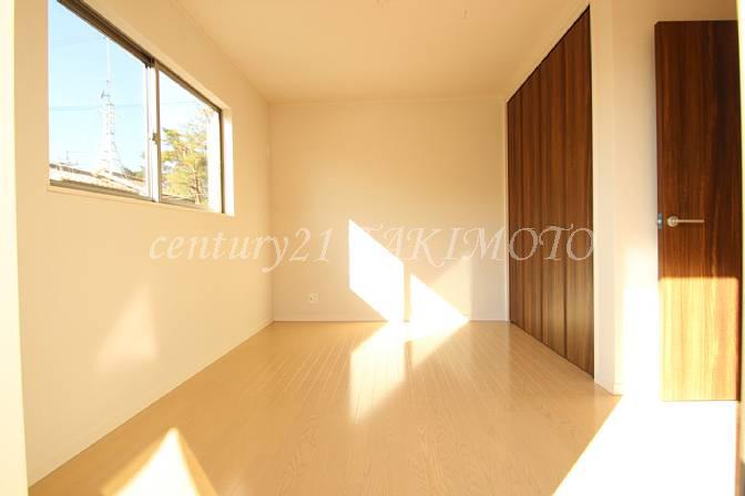 Same specifications photos (Other introspection). Each room is a large closet!