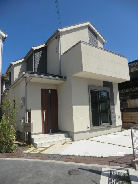 Local photos, including front road. Good location friendly little children as car