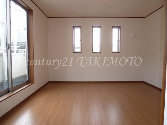 Same specifications photos (Other introspection). The master bedroom has the storeroom of about 2 quires!