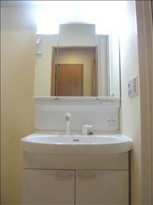 Washroom. Independent wash basin