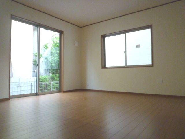 Same specifications photos (living)