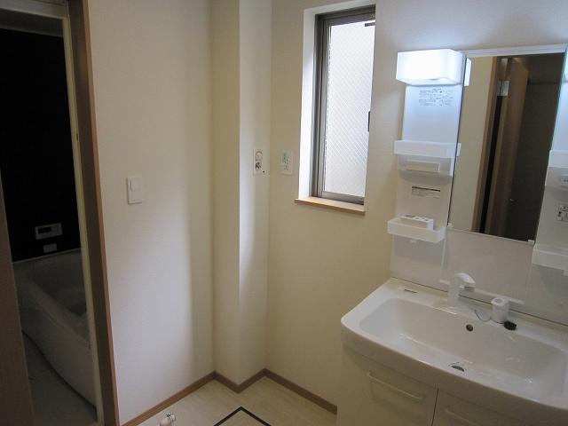 Wash basin, toilet. Shooting from the room