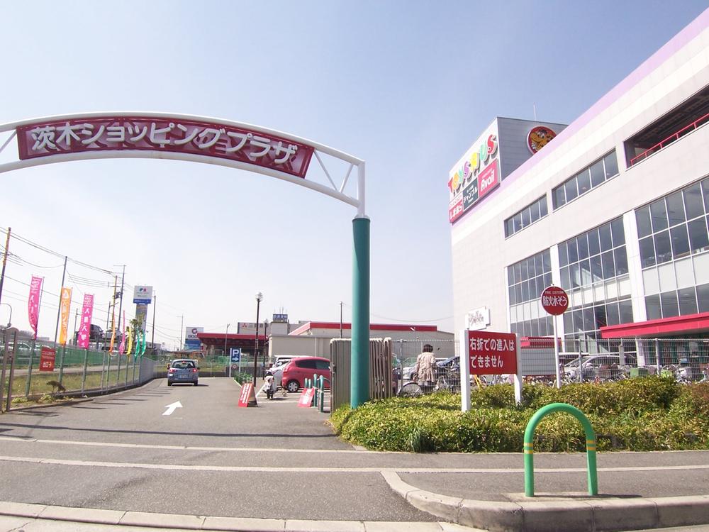 Shopping centre. Ibaraki 650m walk 9 minutes shopping until Plaza. Toiza lath and fashion center Shimomura has entered commercial facility
