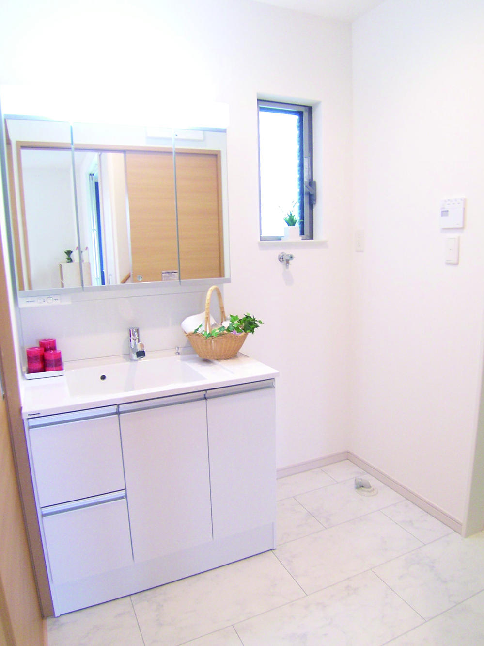 Other Equipment. Wash dressing adopts "C Line (Sea Line)" manufactured by Panasonic Electric Works. It is refreshing wide vanity depth 550mm × 900mm wide. Glass is difficult to cloudy with a "cloudy shut".