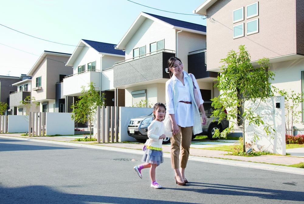 Local appearance photo. Green and wide road and a variety of appearance form. Wider streets fun just to walk. Car from entering from the outside is also a small independent because the districts, You can also enjoy a walk in peace child.