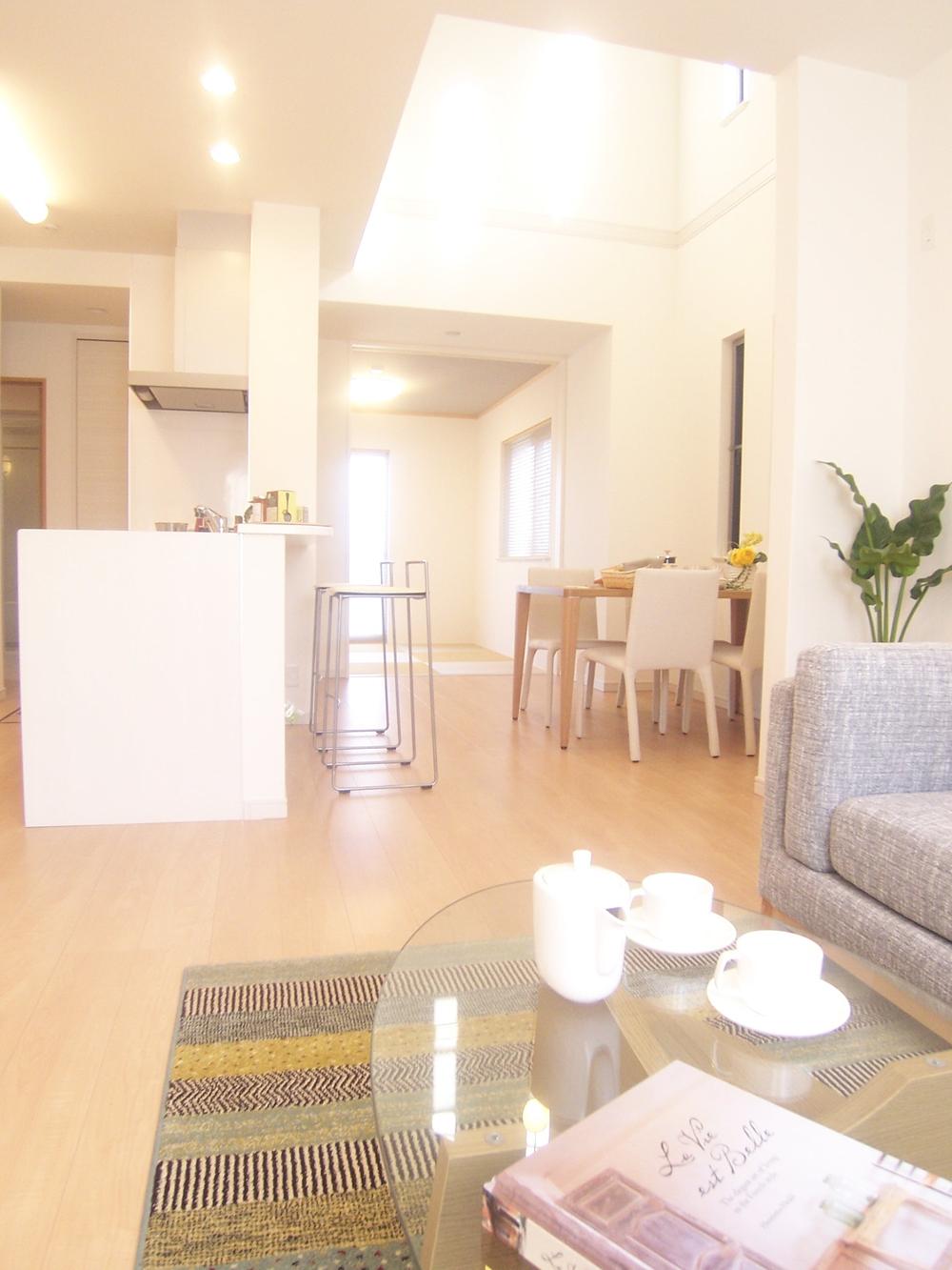 Living. Bright and wide (18.9 Pledge) LD is new model House of charm. Features is a feeling of opening atrium ceiling of the dining. Meals can be enjoyed the whole family while feeling the light.