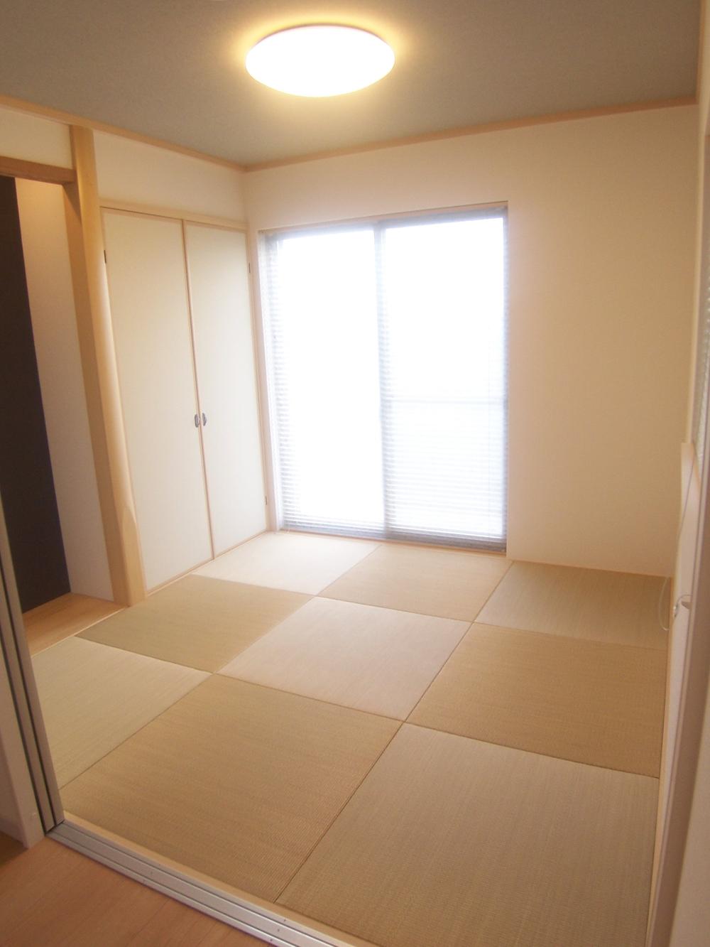 Non-living room. The layout of the alcove with a Japanese-style room in the LD horizontal. You can take advantage as Tsuzukiai of LD and to open the sliding door. Also it has been also features a deck that becomes a veranda.