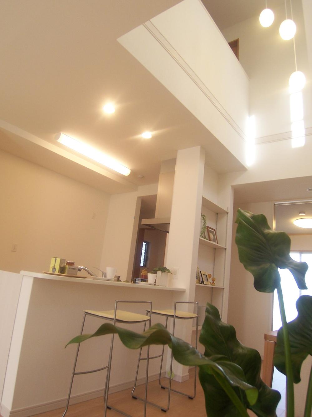 Kitchen. Face-to-face since the open kitchen if can also enjoy your family and friends and chatting dishes in mom's recommended that a feeling of opening. With a convenient storage space that can also be used as a pantry.