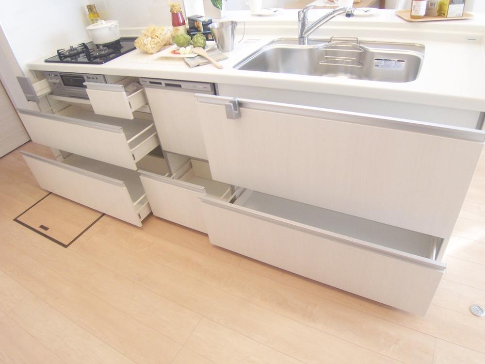 Kitchen. Adopt a system kitchen of Panasonic Electric Works "LivingStation". Features dishwasher is a standard specification, Also has plenty of available storage space.