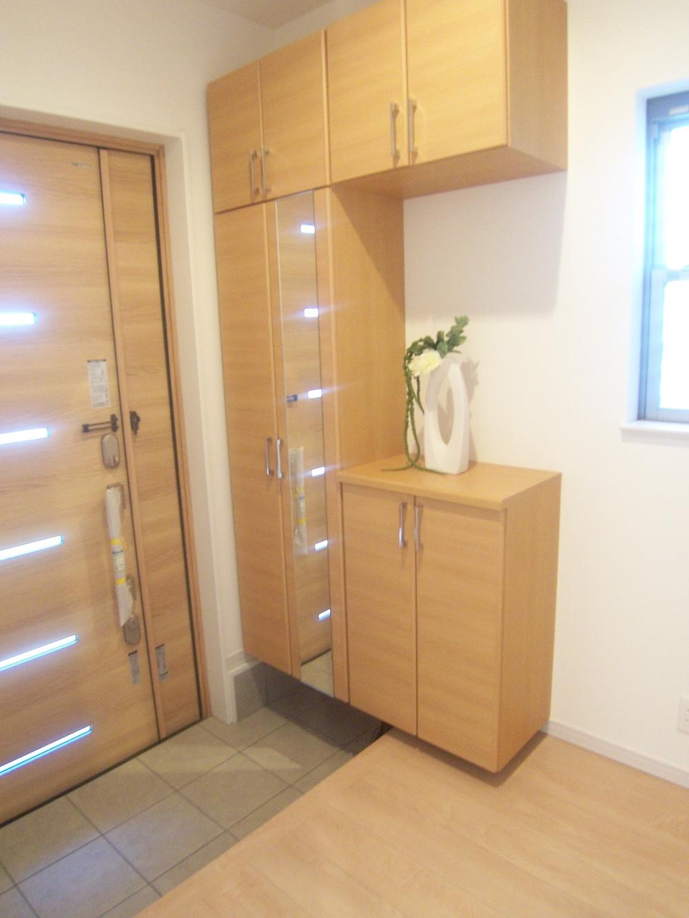 Entrance. Place the entrance housing having a height in the wide entrance. Pat is also of the check when you go out because it is with a full-length mirror. Also features also niche decorate small items, It is a welcome space that is easy directing to your liking.