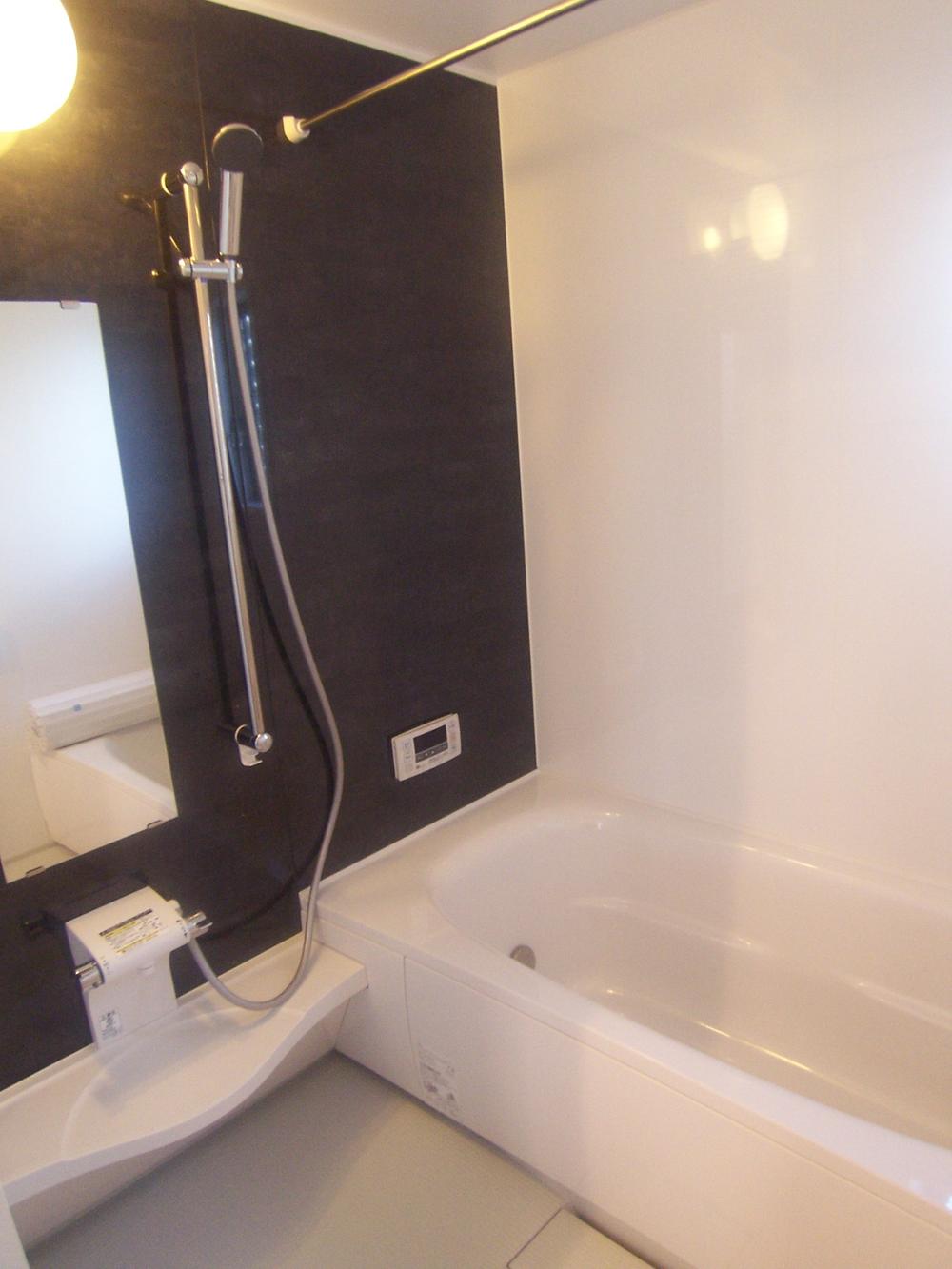 Bathroom. It was adopted "cococino (Kokochino)" manufactured by Panasonic Electric Works, Bathroom with bathroom heating dryer Kawakku. Easy to the floor of the tub and cleaning to put in a relaxed manner ・ In the drainage port, You can enjoy a comfortable bath.