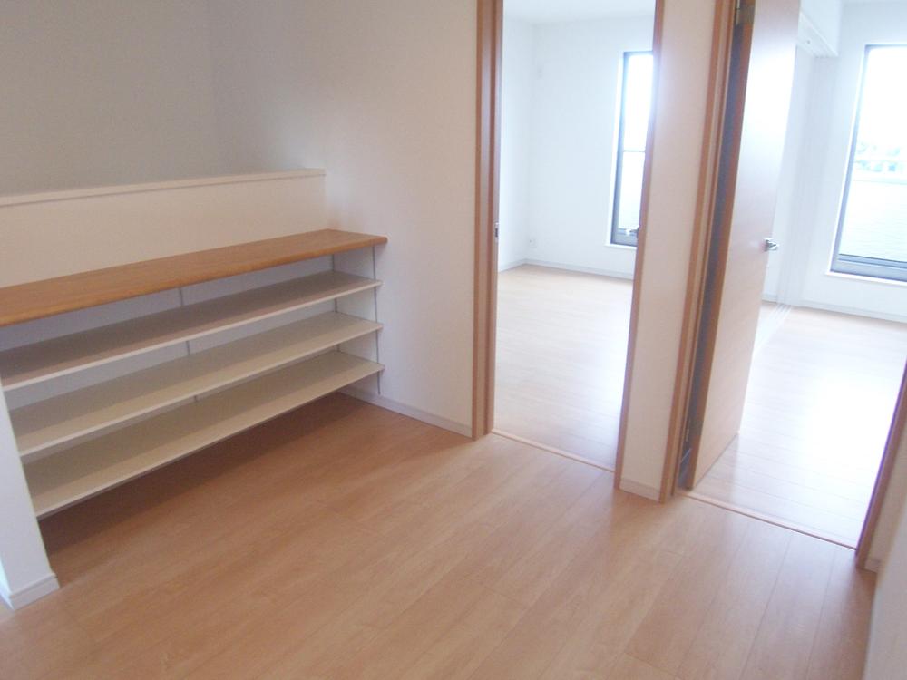 Receipt. The 2F hall with wide secure a storage space that can be shared with your family. In the bookshelf you can also take advantage as the family of the family library.