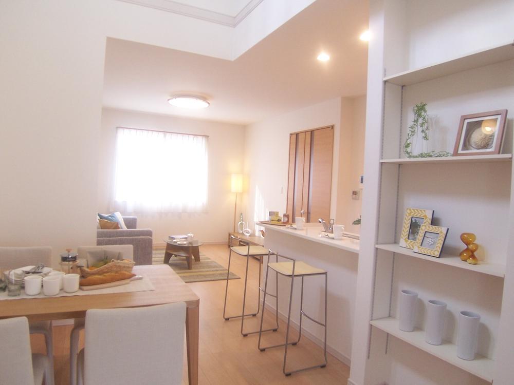 Living. Ceiling height so room can be felt even in the indoor space is secure about 30cm high 2.6m than conventional. Photo 33 Gochi New model house.