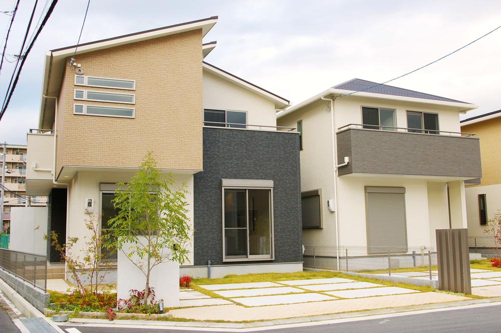 Local photos, including front road. Local (11 May 2013) Shooting 36 Gochi southwest corner lot dwelling unit Building a total area of ​​125.86 sq m  Large dwelling unit of 5LDK