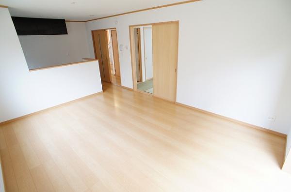 Living. 15 Pledge of LDK, You can use as a space of 20.25 Pledge if Awasere and next to the Japanese-style room.